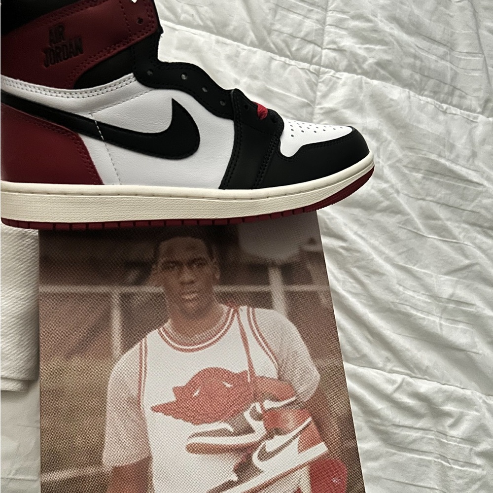 Jordan Men's Black, White, and Red Sneakers Size 7